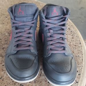 Jordan 1 retro mid anthracite gym red
